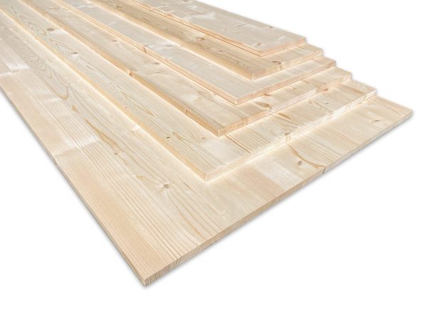 Meerdere massieve vuren panelen 18 mm dik op elkaar.