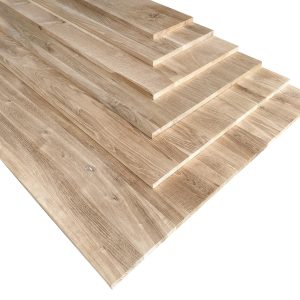 Meerdere Eiken panelen op elkaar. Deze Eiken panelen kunnen ook gebruikt worden als eiken timmerpaneel of eiken meubelpaneel.