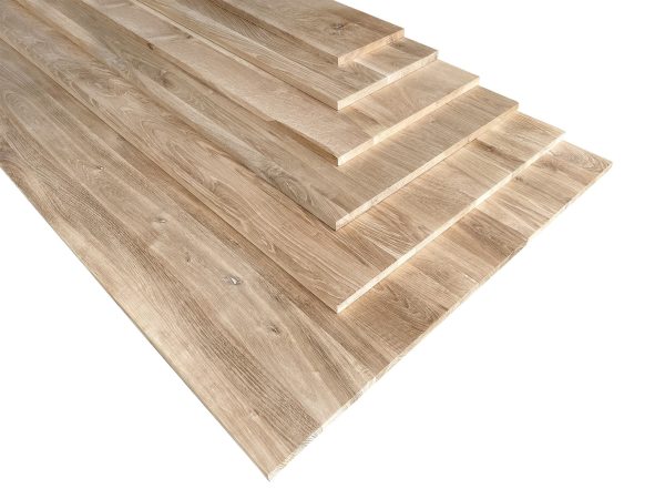 Meerdere Eiken panelen op elkaar. Deze Eiken panelen kunnen ook gebruikt worden als eiken timmerpaneel of eiken meubelpaneel.