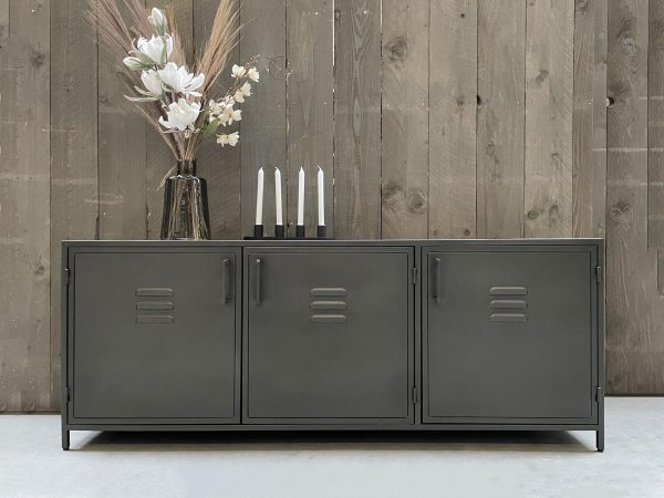 Dressoir Muri, stoer metalen dressoir met drie deuren. Te koop bij Bouwie