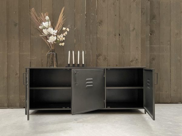 Dressoir Muri, stoer metalen dressoir met drie deuren. Te koop bij Bouwie. Artikelnummer: SBIS001RP5