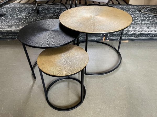 salontafelset chic, mooie set van 3 aluminium tafeltjes op zwart ijzeren frames. De tafeltjes zijn in elkaar te schuiven. Te koop bij Bouwie