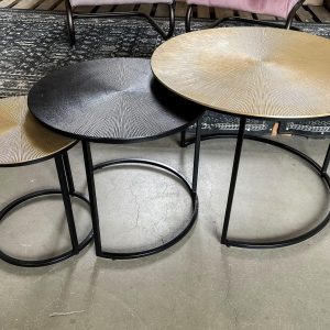 salontafelset chic, mooie set van 3 aluminium tafeltjes op zwart ijzeren frames. De tafeltjes zijn in elkaar te schuiven. Te koop bij Bouwie met artikelnummer MACT012BRS