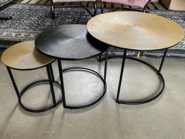 salontafelset chic, mooie set van 3 aluminium tafeltjes op zwart ijzeren frames. De tafeltjes zijn in elkaar te schuiven. Te koop bij Bouwie met artikelnummer MACT012BRS