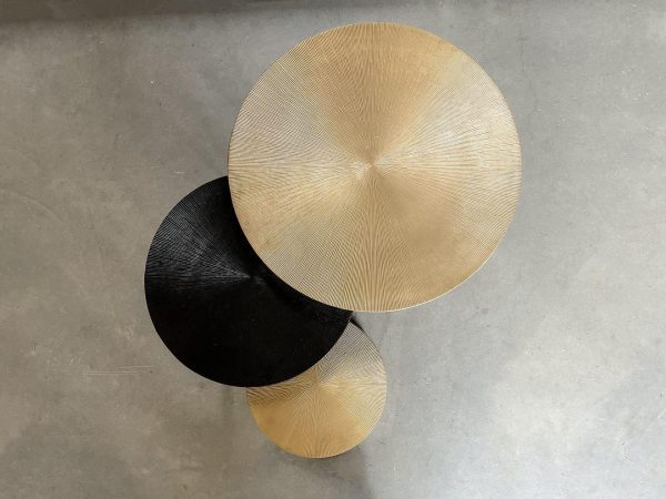 salontafelset chic, mooie set van 3 aluminium tafeltjes op zwart ijzeren frames. De tafeltjes zijn in elkaar te schuiven. Te koop bij Bouwie