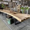 Suar tropisch hardhouten tafelblad van maar liefst 7 meter lang. Dit blad bestaat uit één enkel stuk en heeft een geheel unieke en natuurlijk vorm. Exclusief verkrijgbaar bij Bouwie!