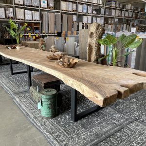 Suar tropisch hardhouten tafelblad van maar liefst 7 meter lang. Dit blad bestaat uit één enkel stuk en heeft een geheel unieke en natuurlijk vorm. Exclusief verkrijgbaar bij Bouwie!