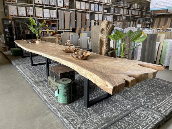 Suar tropisch hardhouten tafelblad van maar liefst 7 meter lang. Dit blad bestaat uit één enkel stuk en heeft een geheel unieke en natuurlijk vorm. Exclusief verkrijgbaar bij Bouwie!