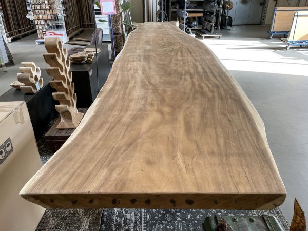 Suar tropisch hardhouten tafelblad van maar liefst 7 meter lang. Dit blad bestaat uit één enkel stuk en heeft een geheel unieke en natuurlijk vorm. Exclusief verkrijgbaar bij Bouwie!