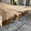 Suar tropisch hardhouten tafelblad van maar liefst 7 meter lang. Dit blad bestaat uit één enkel stuk en heeft een geheel unieke en natuurlijk vorm. Exclusief verkrijgbaar bij Bouwie!