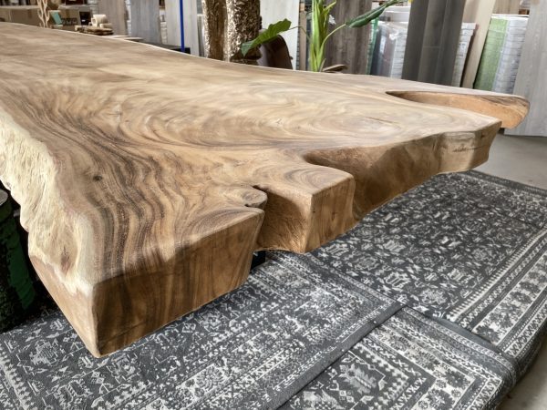 Suar tropisch hardhouten tafelblad van maar liefst 7 meter lang. Dit blad bestaat uit één enkel stuk en heeft een geheel unieke en natuurlijk vorm. Exclusief verkrijgbaar bij Bouwie!