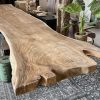 Suar tropisch hardhouten tafelblad van maar liefst 7 meter lang. Dit blad bestaat uit één enkel stuk en heeft een geheel unieke en natuurlijk vorm. Exclusief verkrijgbaar bij Bouwie!