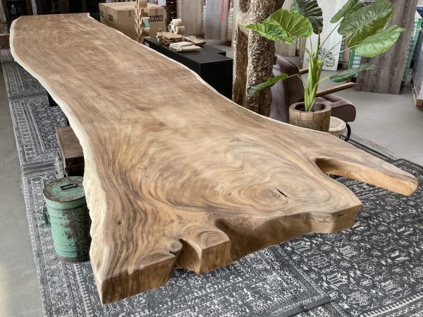 Suar tropisch hardhouten tafelblad van maar liefst 7 meter lang. Dit blad bestaat uit één enkel stuk en heeft een geheel unieke en natuurlijk vorm. Exclusief verkrijgbaar bij Bouwie!