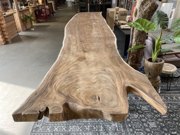 Suar tropisch hardhouten tafelblad van maar liefst 7 meter lang. Dit blad bestaat uit één enkel stuk en heeft een geheel unieke en natuurlijk vorm. Exclusief verkrijgbaar bij Bouwie!