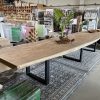 Suar tropisch hardhouten tafelblad van maar liefst 7 meter lang. Dit blad bestaat uit één enkel stuk en heeft een geheel unieke en natuurlijk vorm. Exclusief verkrijgbaar bij Bouwie!