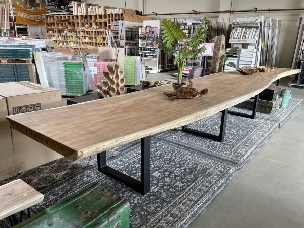 Suar tropisch hardhouten tafelblad van maar liefst 7 meter lang. Dit blad bestaat uit één enkel stuk en heeft een geheel unieke en natuurlijk vorm. Exclusief verkrijgbaar bij Bouwie!