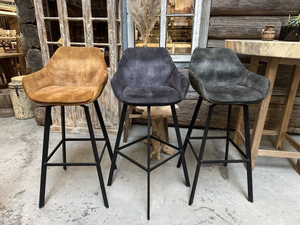 Barkruk Royal diverse kleuren. Mooie 360 graden draaibare barkruk met zachte kuipstoeltjes en stoere zwarte poten. Verkrijgbaar bij Bouwie
