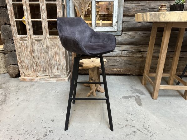 Barkruk Royal grijs. Mooie 360 graden draaibare barkruk met zachte kuipstoeltjes en stoere zwarte poten. Verkrijgbaar bij Bouwie