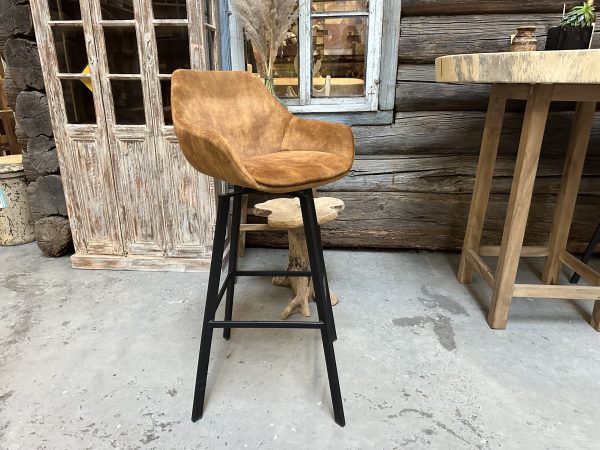 Barkruk Royal cognac. Mooie 360 graden draaibare barkruk met zachte kuipstoeltjes en stoere zwarte poten. Verkrijgbaar bij Bouwie