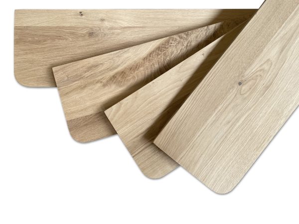 Eiken wandplank met verjongde/facet rand. Elegante wandplanken van massief eiken, in lengtes van 40 tot 170 cm. Verkrijgbaar bij Bouwie