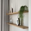 2 Eiken facet/verjongde wandplanken boven elkaar in een sfeervolle setting.
