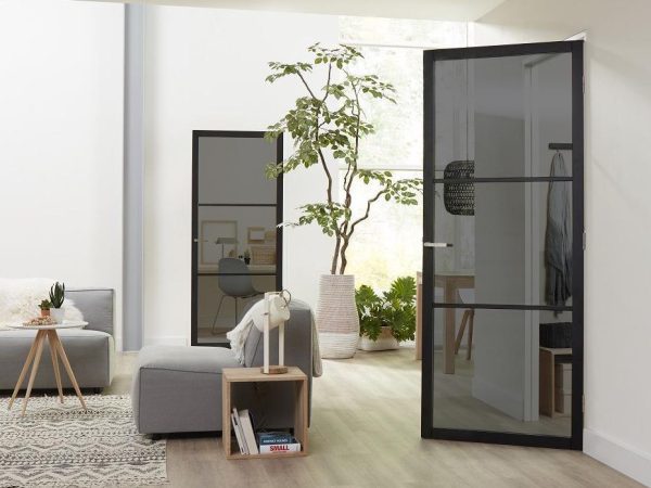Een woonkamer met een staal look deur met rookglas.