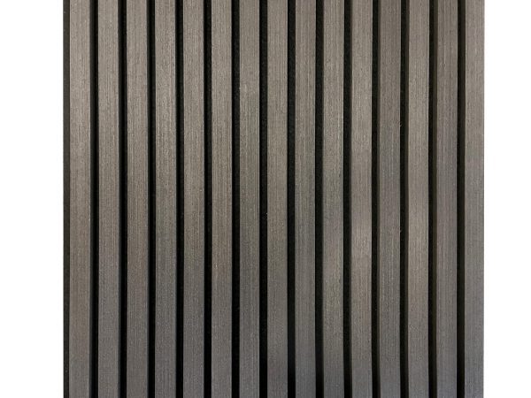 Een akoestisch wandpaneel in de kleur Black Oak. Deze panelen verbeteren de akoestiek in de ruimte en geven een chique uitstraling.