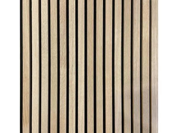Een akoestisch wandpaneel in de kleur Eiken naturel. Deze panelen verbeteren de akoestiek in de ruimte en geven een chique uitstraling.