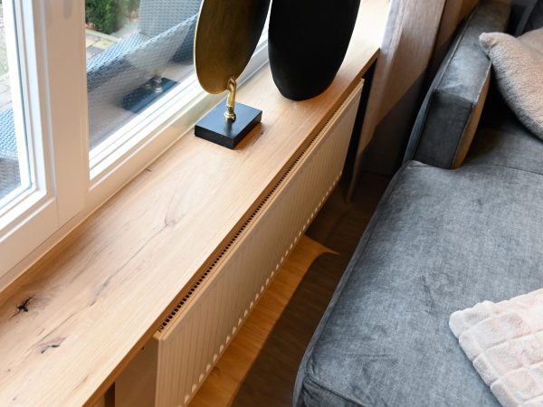 Eiken overzet vensterbank met rechte zijde. Deze overzet vensterbank is makkelijk over je huidige vensterbank te plaatsen. Deze foto is gemaakt bij een klant.