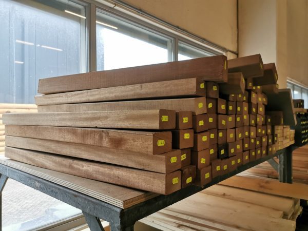 Korte lengtes hout diverse soorten