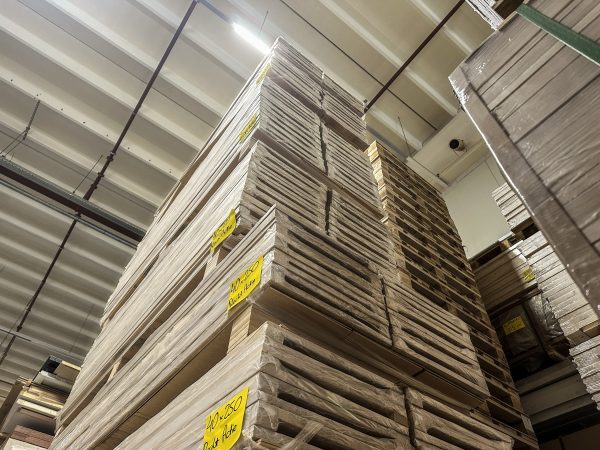 Stapels voorraad van massief eiken overzet vensterbanken in het magazijn van Bouwie