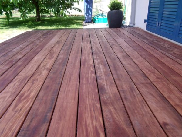 Een terras gemaakt van duurzaam Walaba hout. Deze planken zijn ideaal geschikt als vlonder