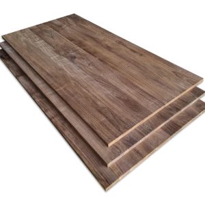 Amerikaans Walnoot panelen in A/B kwaliteit op elkaar. De dikte van deze walnoot panelen zijn 24 mm dik.
