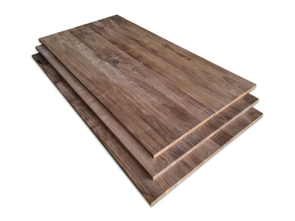 Amerikaans Walnoot panelen in A/B kwaliteit op elkaar. De dikte van deze walnoot panelen zijn 24 mm dik.