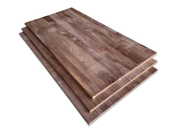Amerikaans Walnoot panelen in B/C kwaliteit op elkaar. De dikte van deze walnoot panelen zijn 20 mm dik.