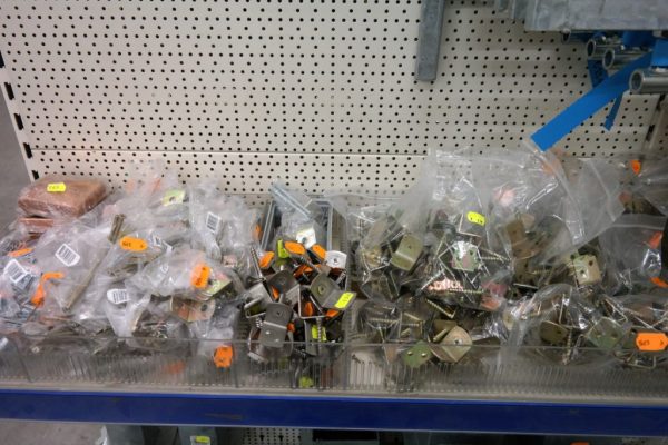 L - beslag voor het monteren van schuttingen, gaasnetten