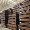 De stapels met voorraad Walaba hout