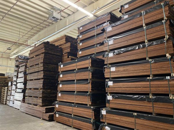 De stapels met voorraad Walaba hout