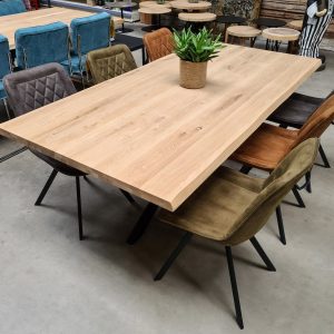 Actie. Complete tafel met massief opgedikt eiken blad met natuurlijke boomstamrand en zwart gepoedercoate matrispoot. Nu zeer voordelig geprijsd bij Bouwie