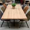 Actie. Complete tafel met massief opgedikt eiken blad met natuurlijke boomstamrand en zwart gepoedercoate matrispoot. Nu zeer voordelig geprijsd bij Bouwie