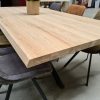 Actie. Complete tafel met massief opgedikt eiken blad met natuurlijke boomstamrand en zwart gepoedercoate matrispoot. Nu zeer voordelig geprijsd bij Bouwie