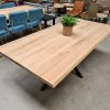 Actie. Complete tafel met massief opgedikt eiken blad met natuurlijke boomstamrand en zwart gepoedercoate matrispoot. Nu zeer voordelig geprijsd bij Bouwie