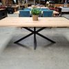 Actie. Complete tafel met massief opgedikt eiken blad met natuurlijke boomstamrand en zwart gepoedercoate matrispoot. Nu zeer voordelig geprijsd bij Bouwie