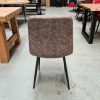 Stoel Quebec in de kleur taupe. Leuke stoel met stoffen zitting en 4 zwarte poten. Voor een kleine prijs bij Bouwie te koop