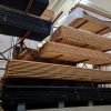 Triple rhombus rabat van douglas hout, opgestapeld in rekken in de winkel van Bouwie in Veen