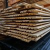 Triple rhombus rabat van douglas hout, opgestapeld in rekken in de winkel van Bouwie in Veen