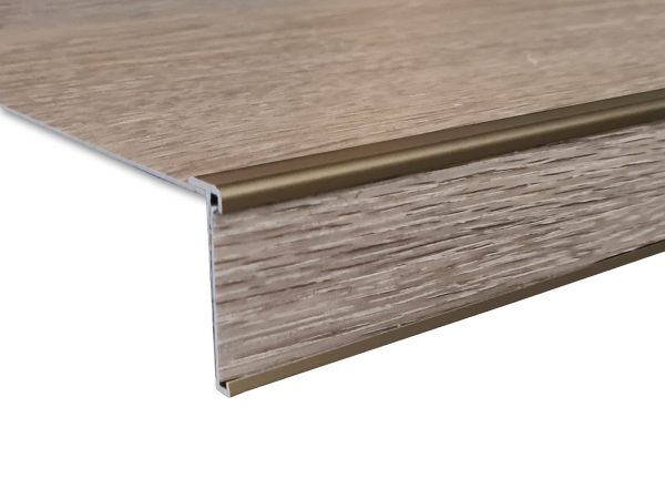 Neusprofiel trap, RVS kleur van aluminium. Ter afwerking van PVC traptreden. Verkrijgbaar bij Bouwie