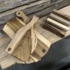 Teakhouten borrelplank-set. 3 mooie plankjes in een teakhouten standaard. Leuk voor de borrel. Verkrijgbaar bij Bouwie