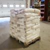 Pallet met zakken strooizout van 25 kilo. Te koop bij Bouwie