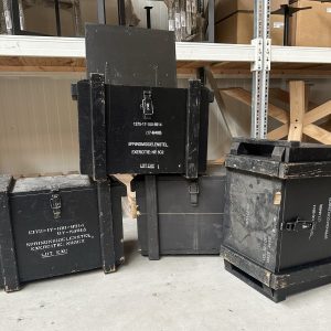 Authentieke zwart grenen legerkisten. Te koop bij Bouwie, op=op
